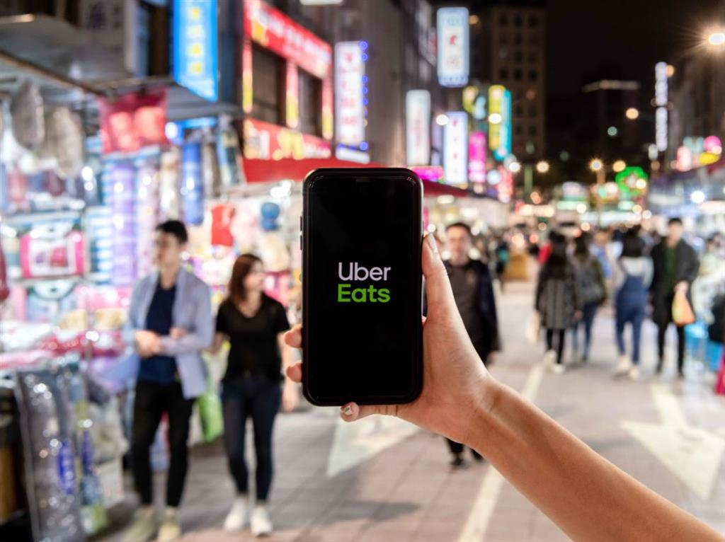 防疫一起來 Uber Eats啟動支援計劃 2 5萬餐贈醫護 5000家業者免上架費 外送員確診給補助 食力foodnext 食事求實的知識頻道